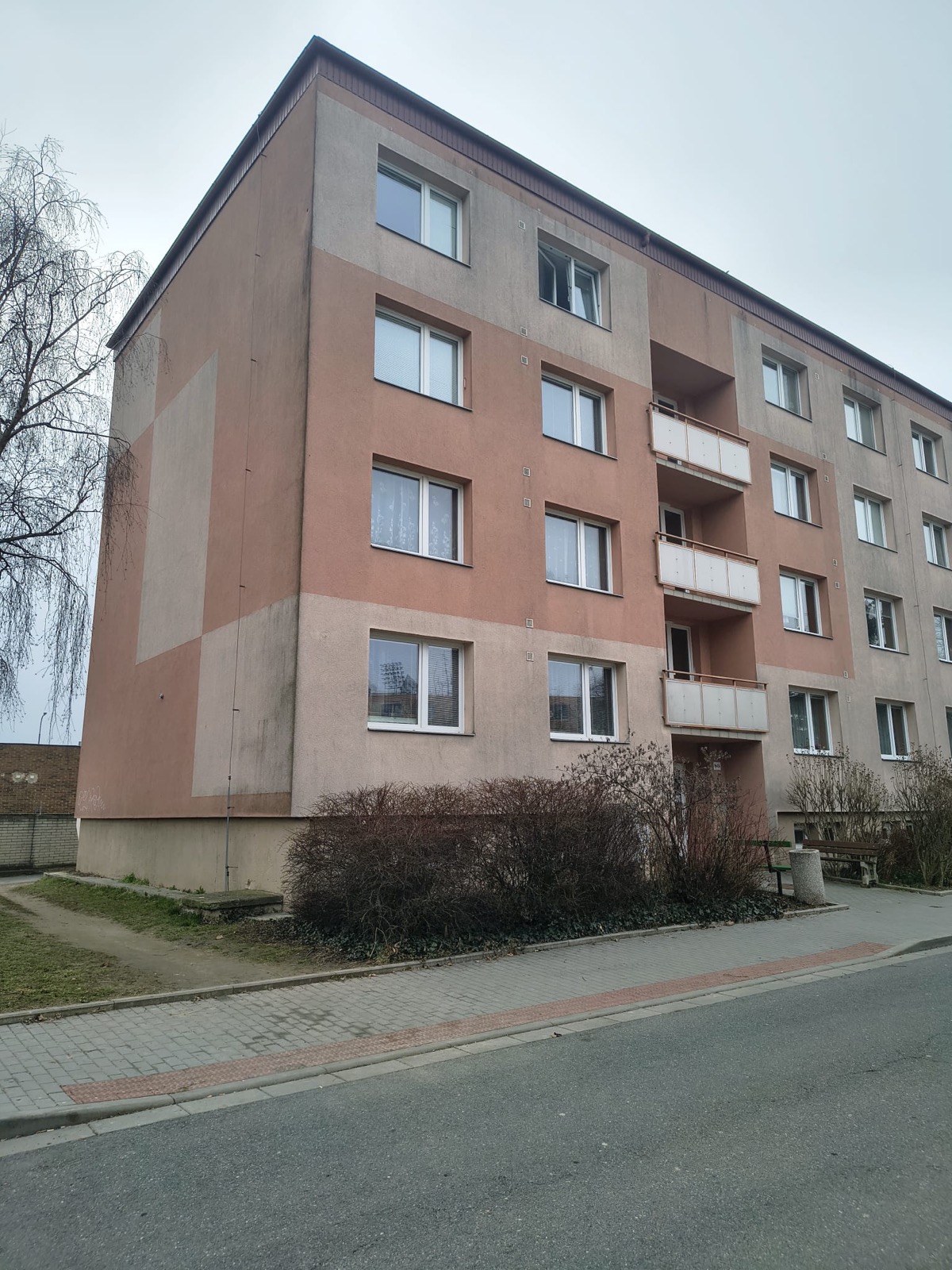 Bytový dům se zašlou fasádou před čištěním a nátěrem