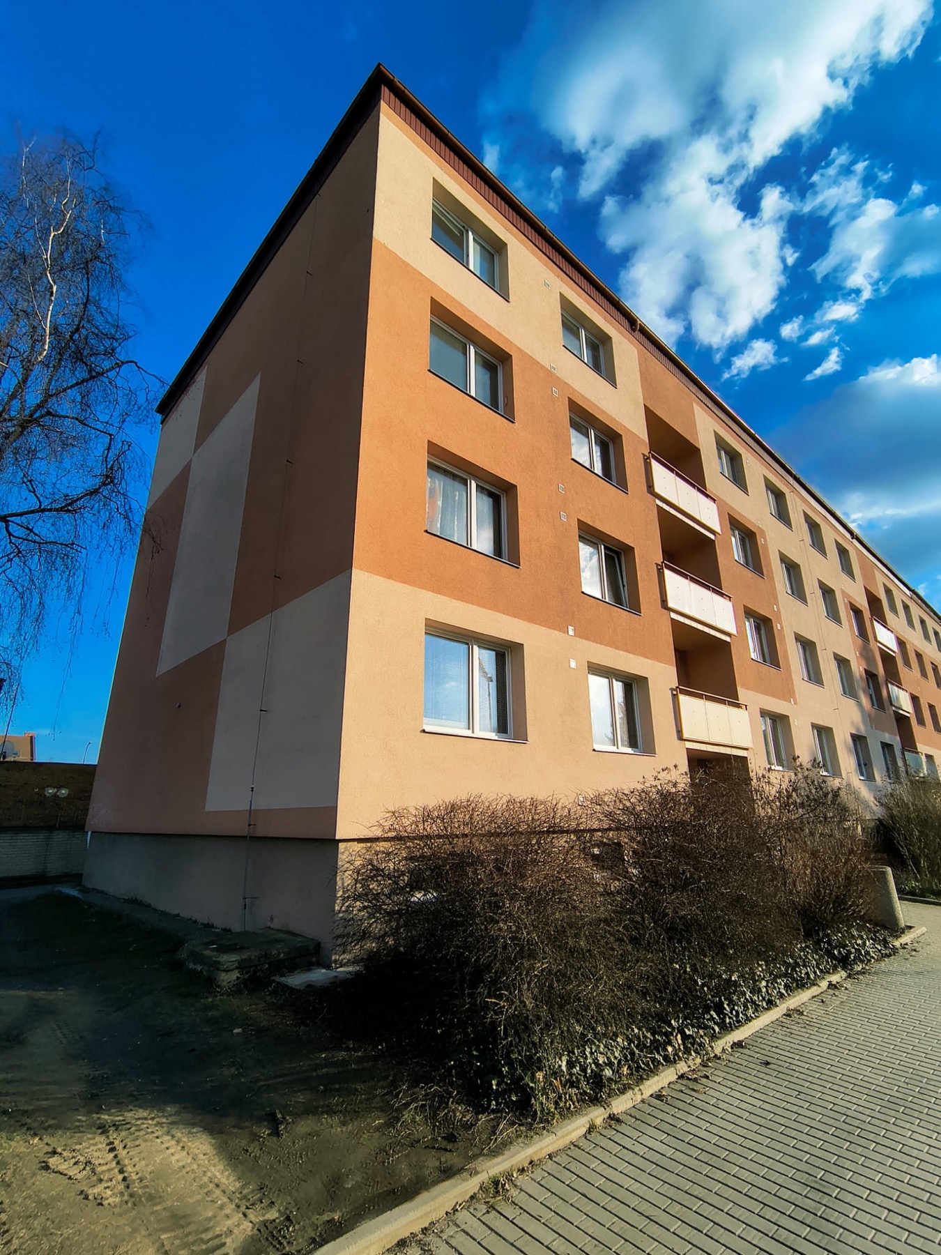Stejný bytový dům po čištění a novém nátěru